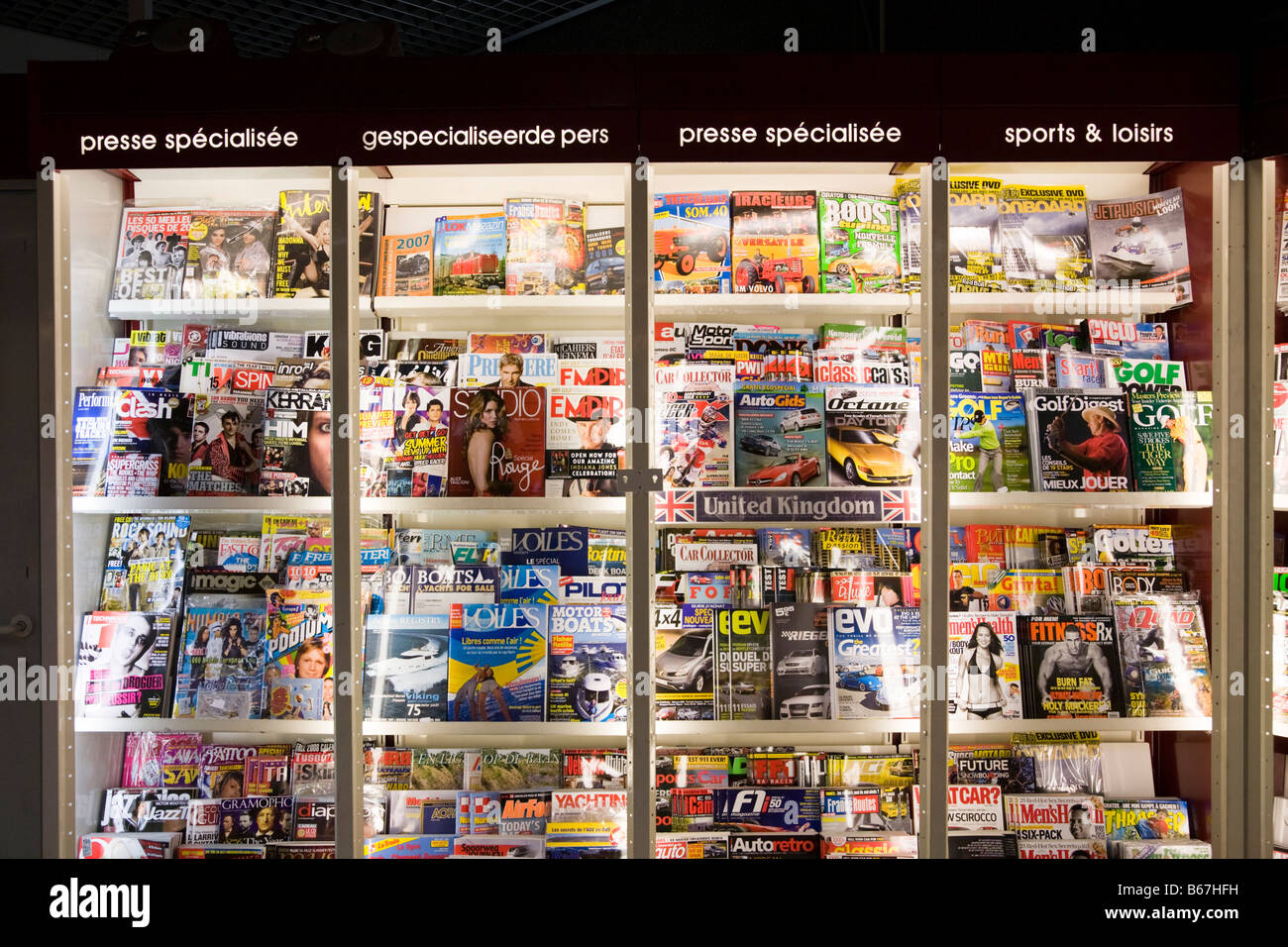 Les magazines d'intérêt général pour la vente au niveau du relais de 'devoir gratuitement' style boutique dans le salon Eurostar de la gare du Midi de Bruxelles, Belgique Banque D'Images