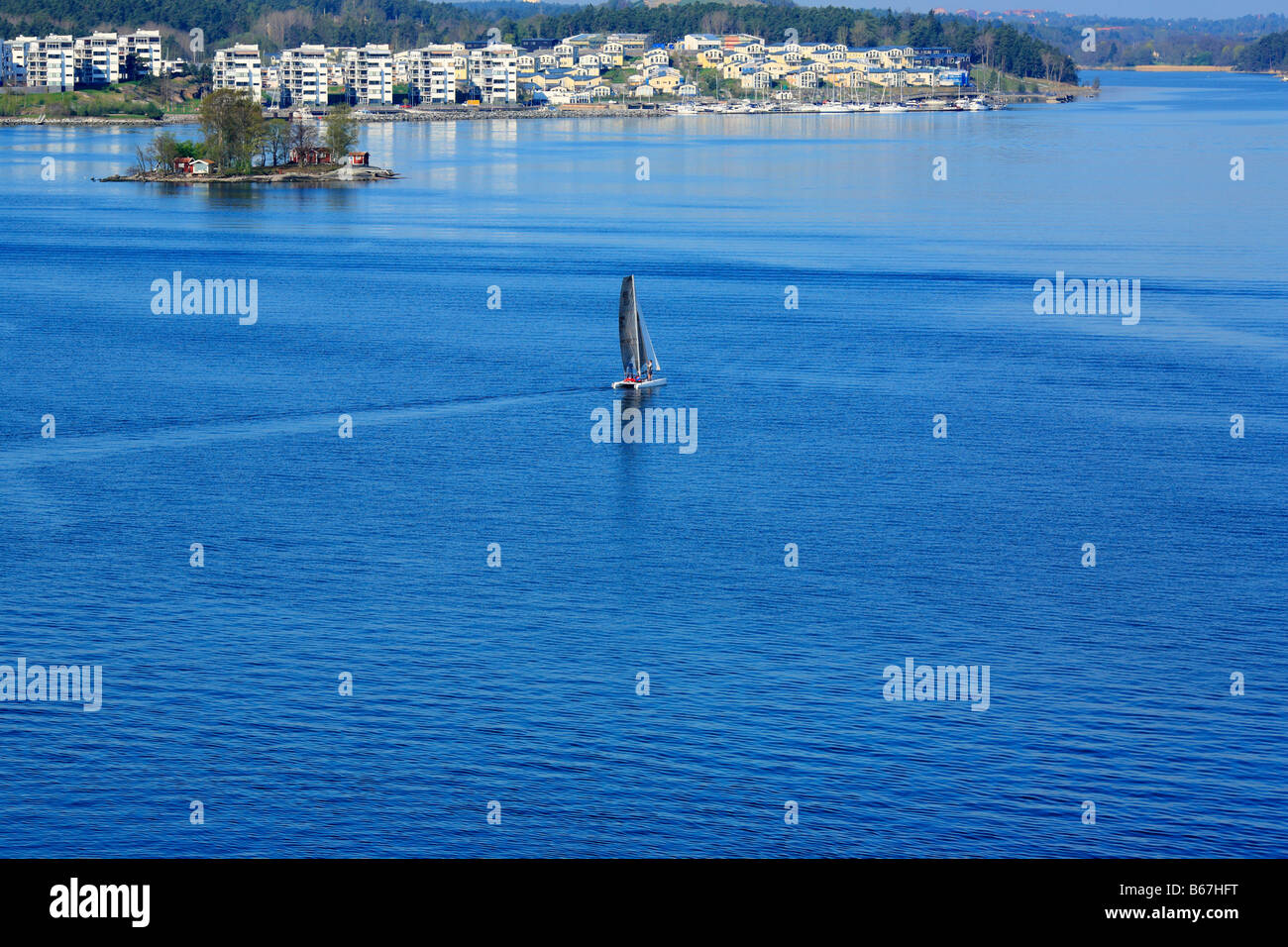 Bateau en mer Baltique, l'eau bleue, banlieue de Stockholm, Suède Banque D'Images