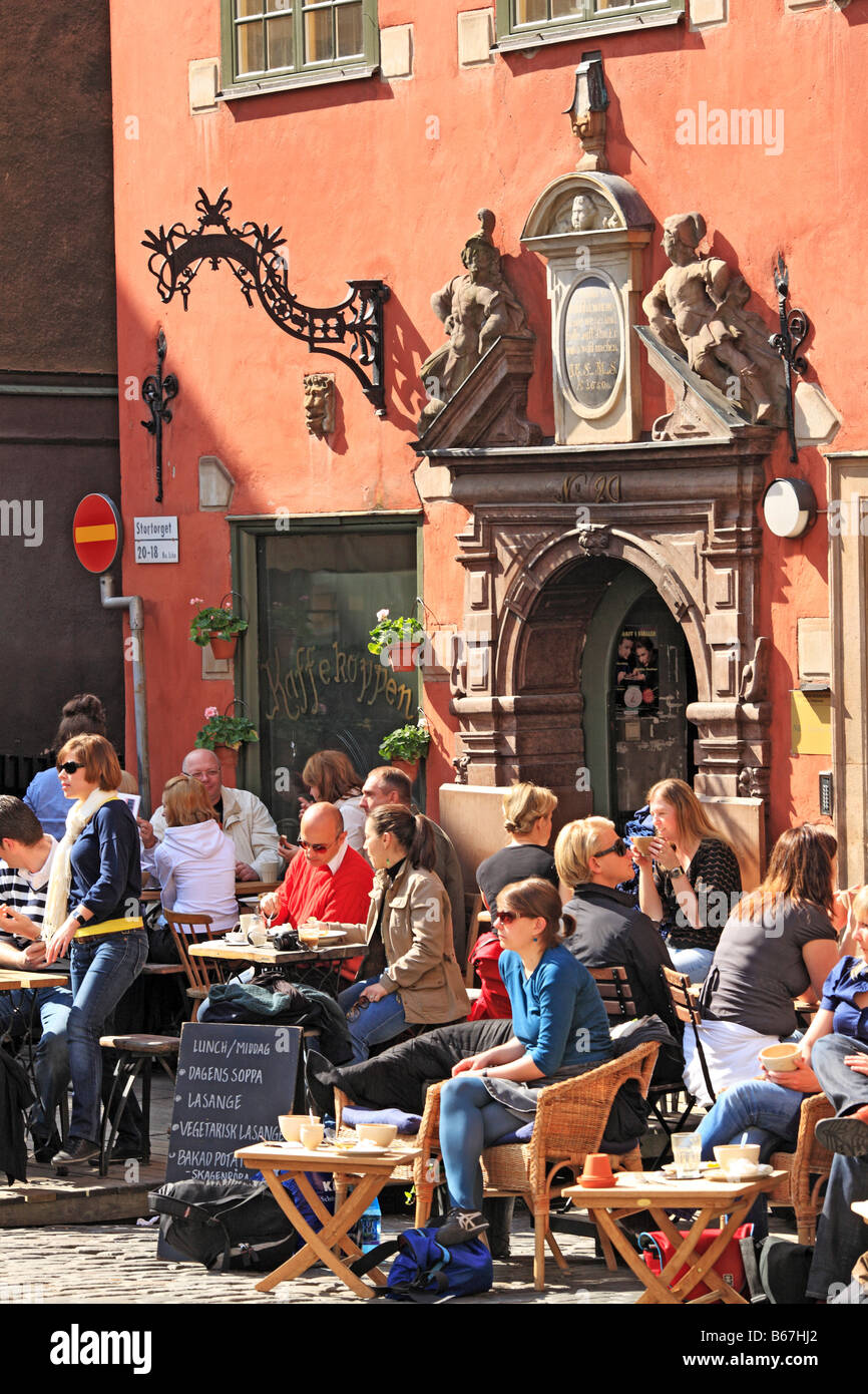 Les gens dans la rue, coin café, Gamla Stan, la vieille ville, Stockholm, Suède Banque D'Images