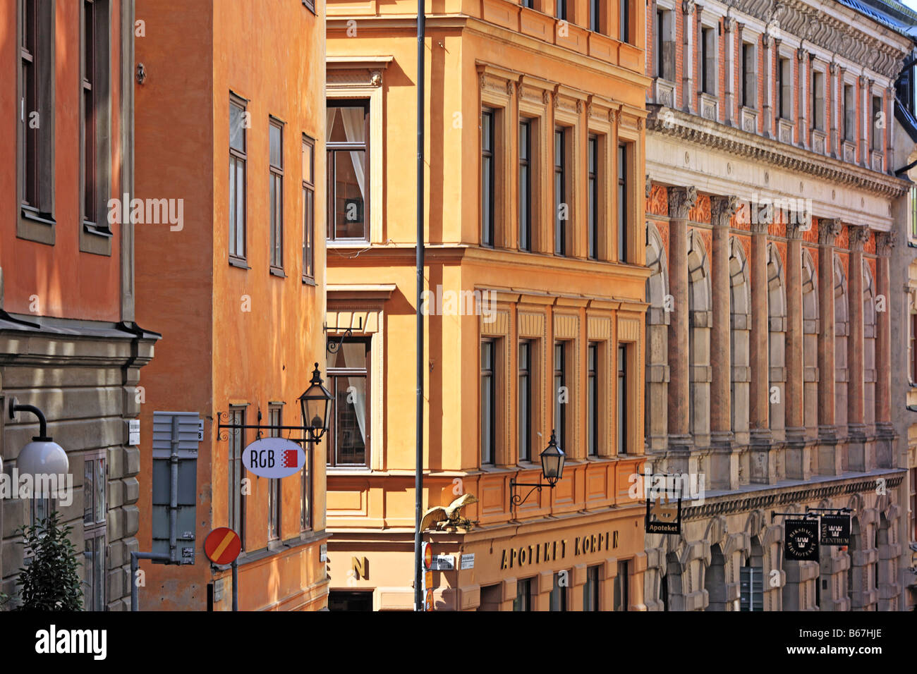 Windows dans vieille maison, rue, Gamla Stan, la vieille ville, Stockholm, Suède Banque D'Images