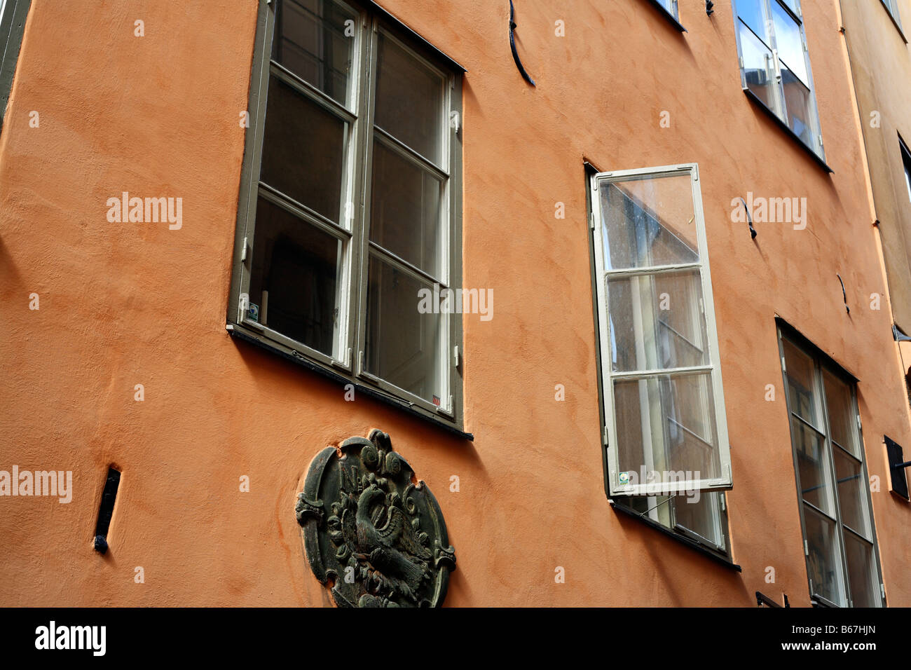 Windows dans vieille maison, rue, Gamla Stan, la vieille ville, Stockholm, Suède Banque D'Images