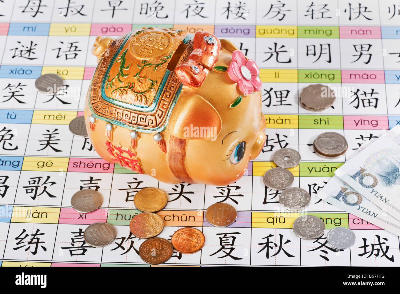 Close-up d'une tirelire avec monnaie chinoise Banque D'Images