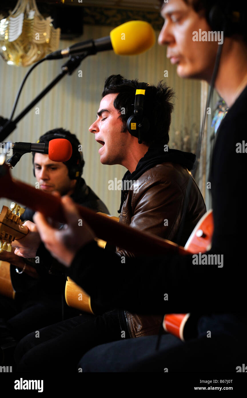 STEREOPHONICS SINGER KELLY JONES AVEC ADAM ZINDANI GAUCHE ET RICHARD JONES À DROITE PENDANT UNE PERFORMANCE SPÉCIALE DE SA VILLE NATALE, MCG Banque D'Images
