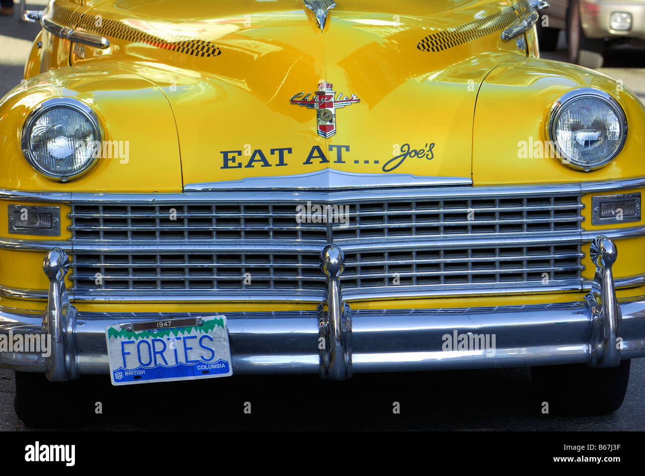 Vieux taxi jaune chrysler dans le centre-ville de Vancouver Banque D'Images