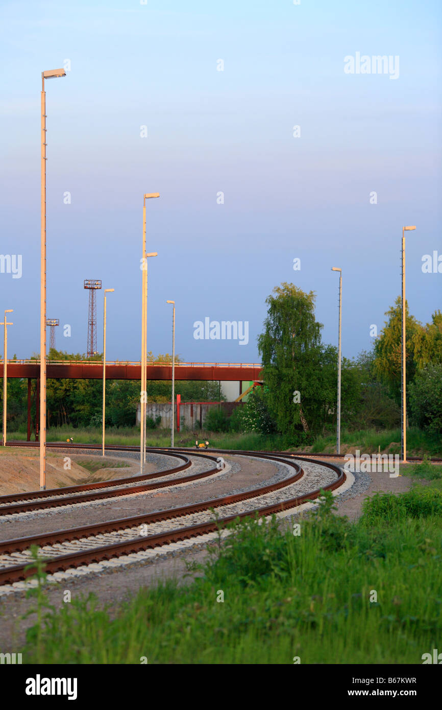 Au coucher du soleil paysage industriel, ferroviaire, Rail Road, Port de Rostock, Mecklenburg Vorpommern, Allemagne Banque D'Images