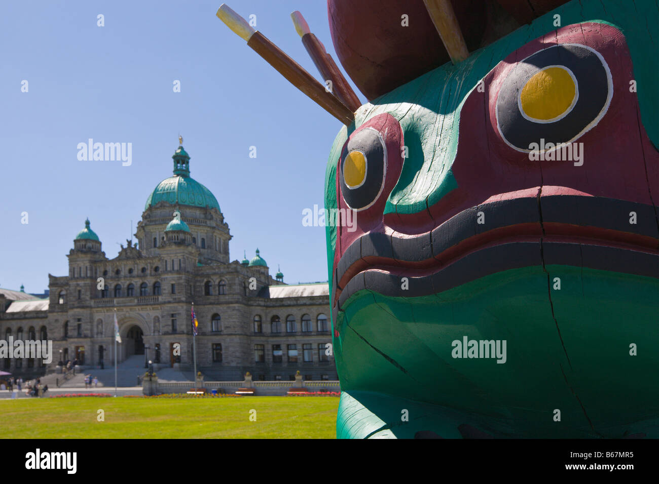 Édifice de l'Assemblée législative de la C.-B. et 'Totem' 'Victoria' de l'île de Vancouver, Canada Banque D'Images