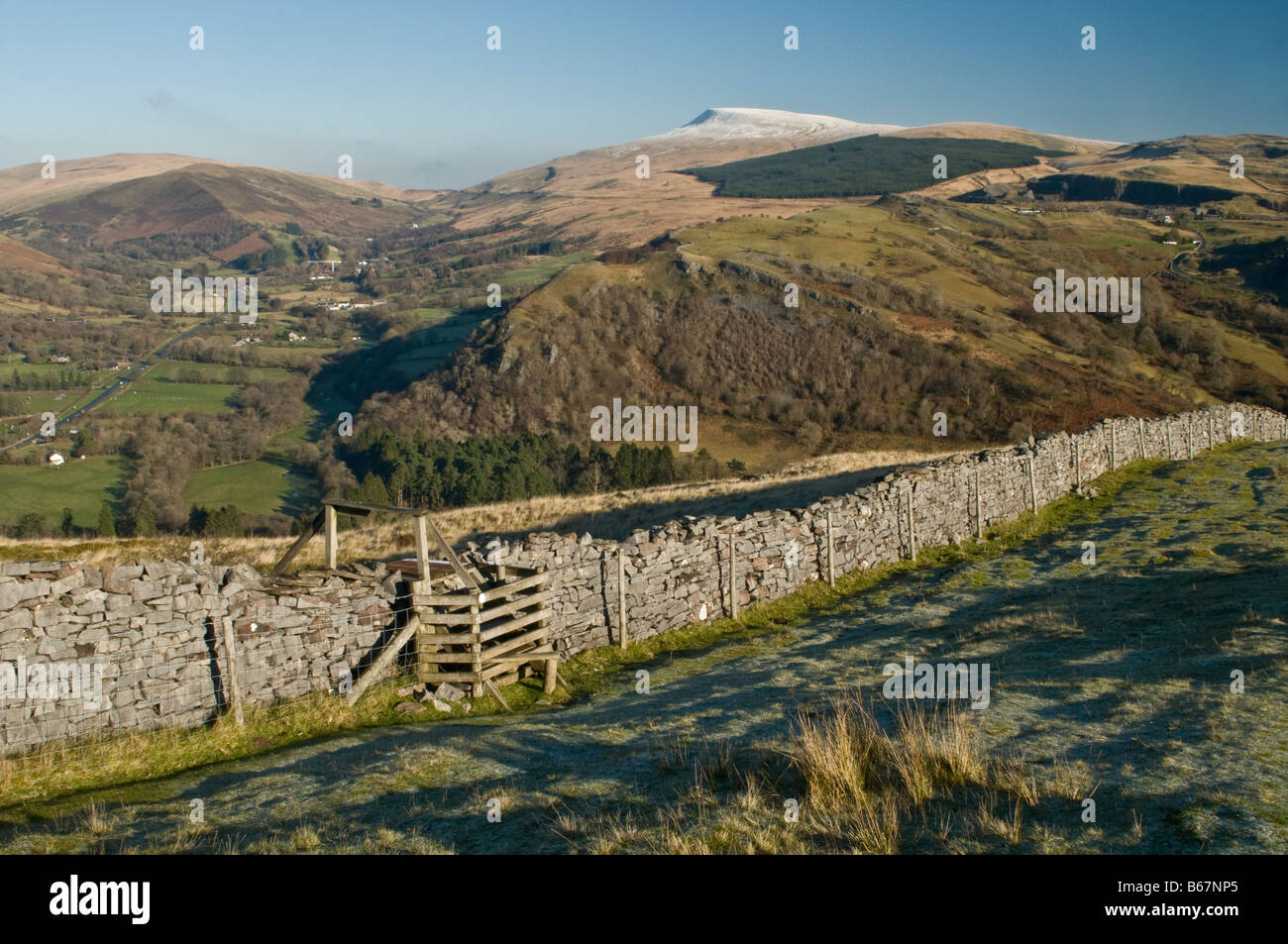 Vue depuis le nord jusqu'Cribarth la haute vallée de Swansea dans les Brecon Beacons Banque D'Images