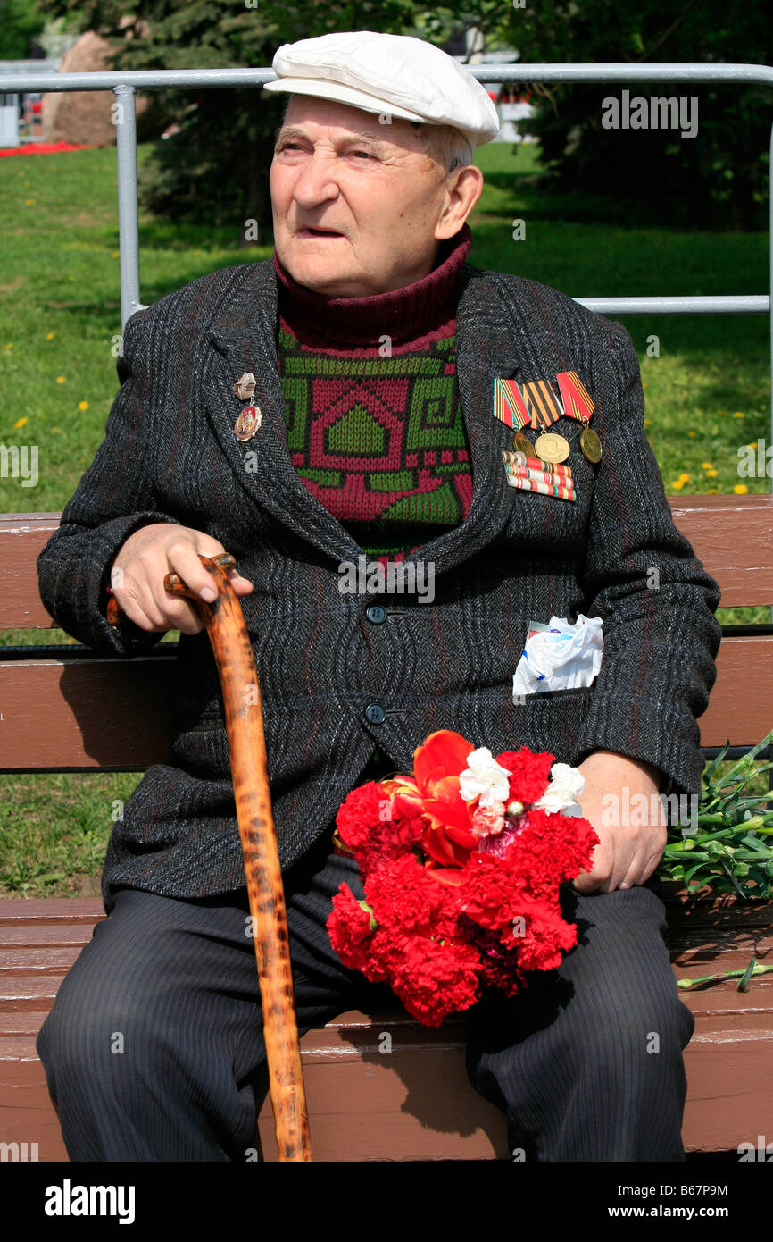 Vétéran soviétique célébrant la victoire de la Seconde Guerre mondiale au Parc de la victoire à Moscou, Russie Banque D'Images