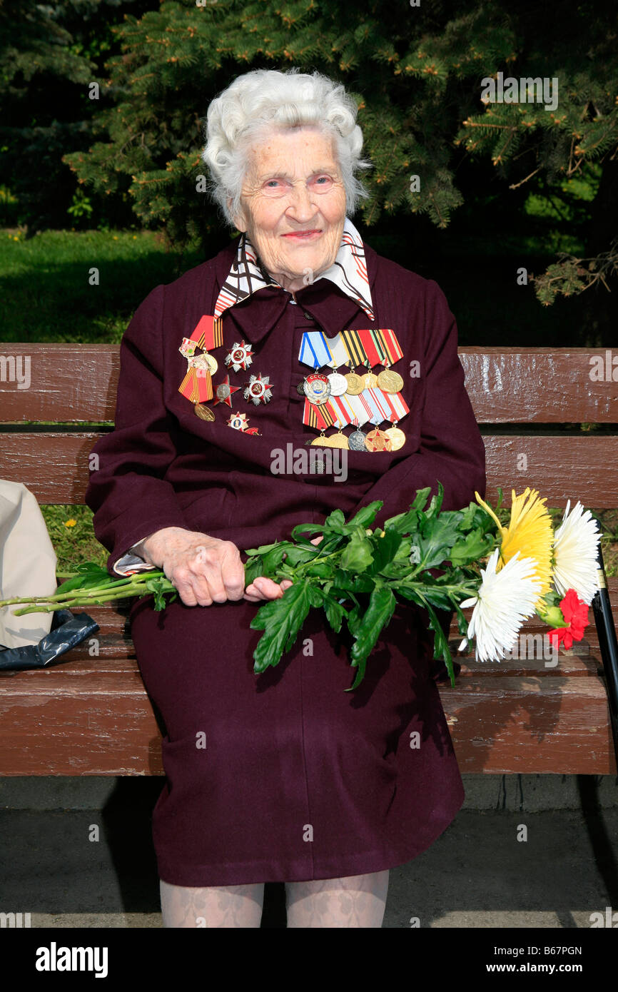 Vétéran femme soviétique célébrant la victoire de la Seconde Guerre mondiale au Parc de la victoire à Moscou, Russie Banque D'Images