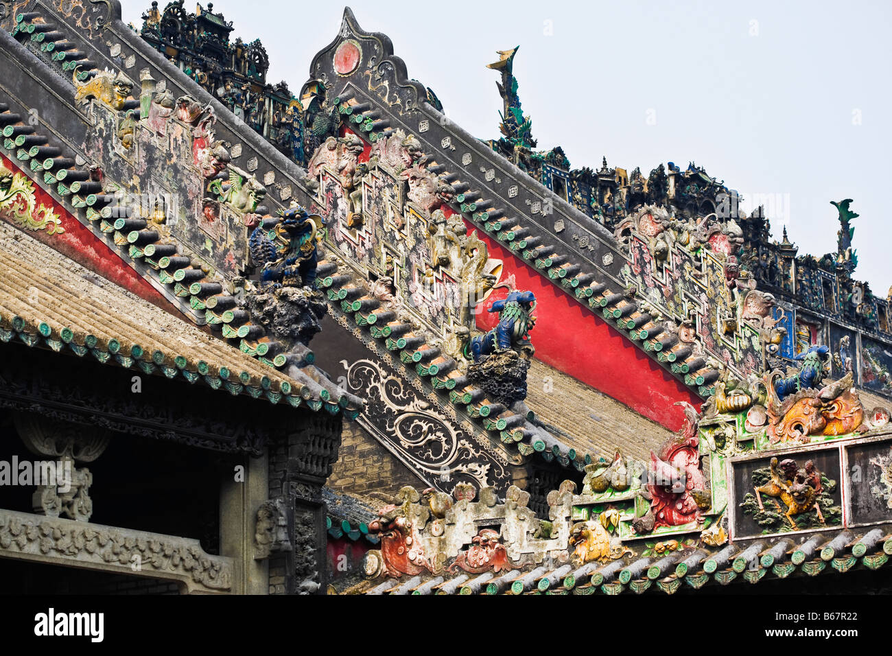 Sculptures sur le toit, Académie du clan Chen, Guangzhou, province de Guangdong, Chine Banque D'Images
