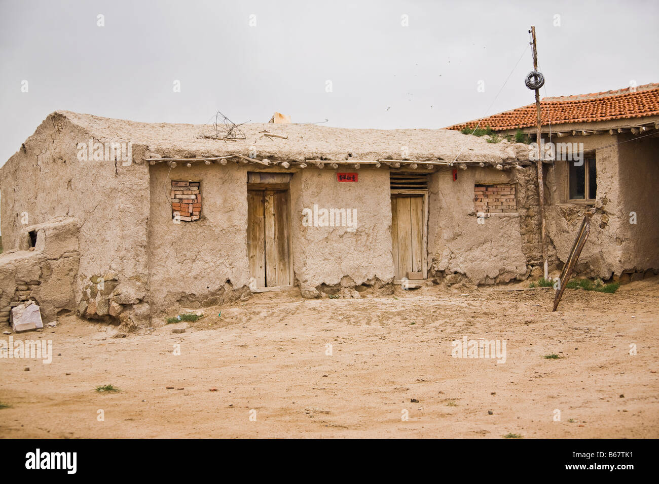 Façade d'une hutte de boue, Mongolie intérieure, Chine Banque D'Images