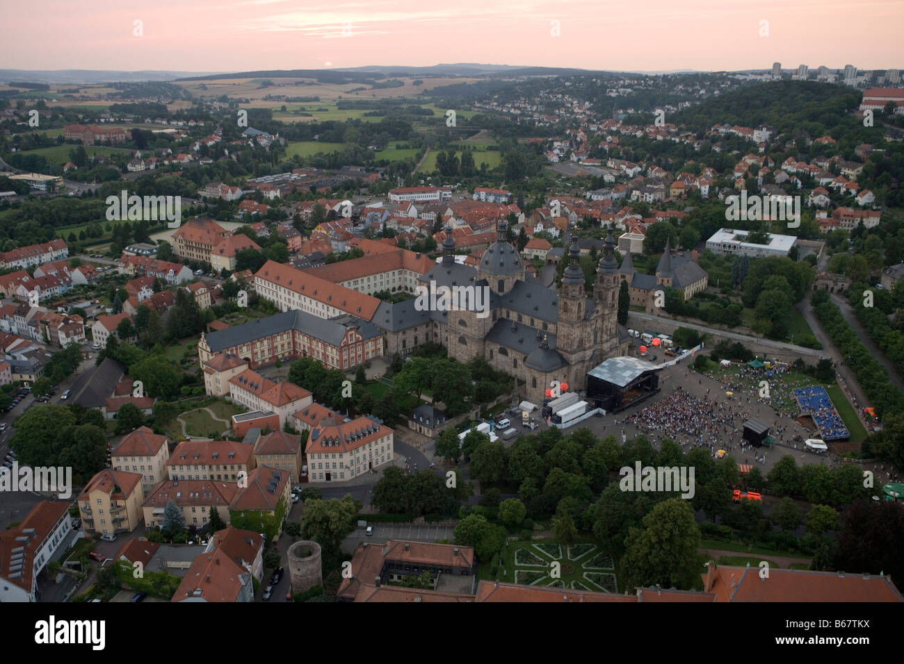 Photo aérienne de la Cathédrale de Fulda et Concert en plein air, Fulda, Rhoen, Hesse, Germany Banque D'Images