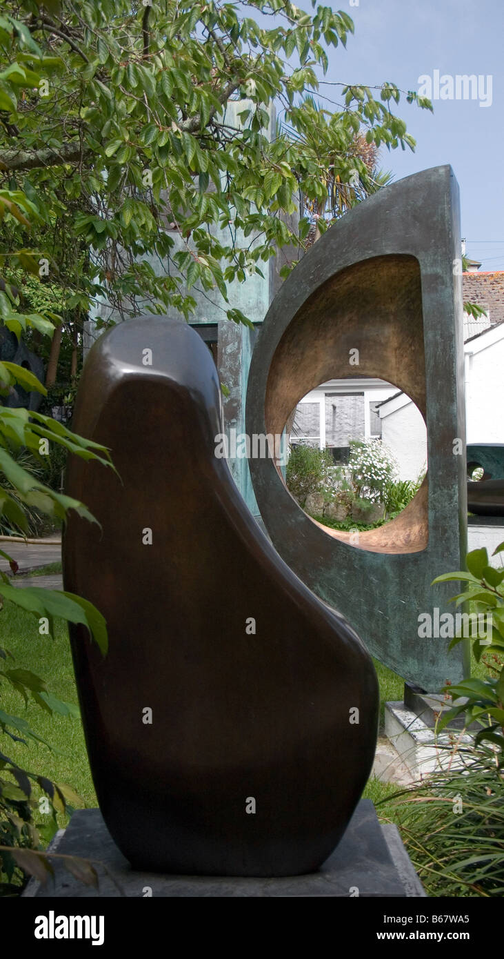 Barbara Hepworth sculptures dans le jardin de la Barbara Hepworth Museum St Ives Cornwall England UK Banque D'Images