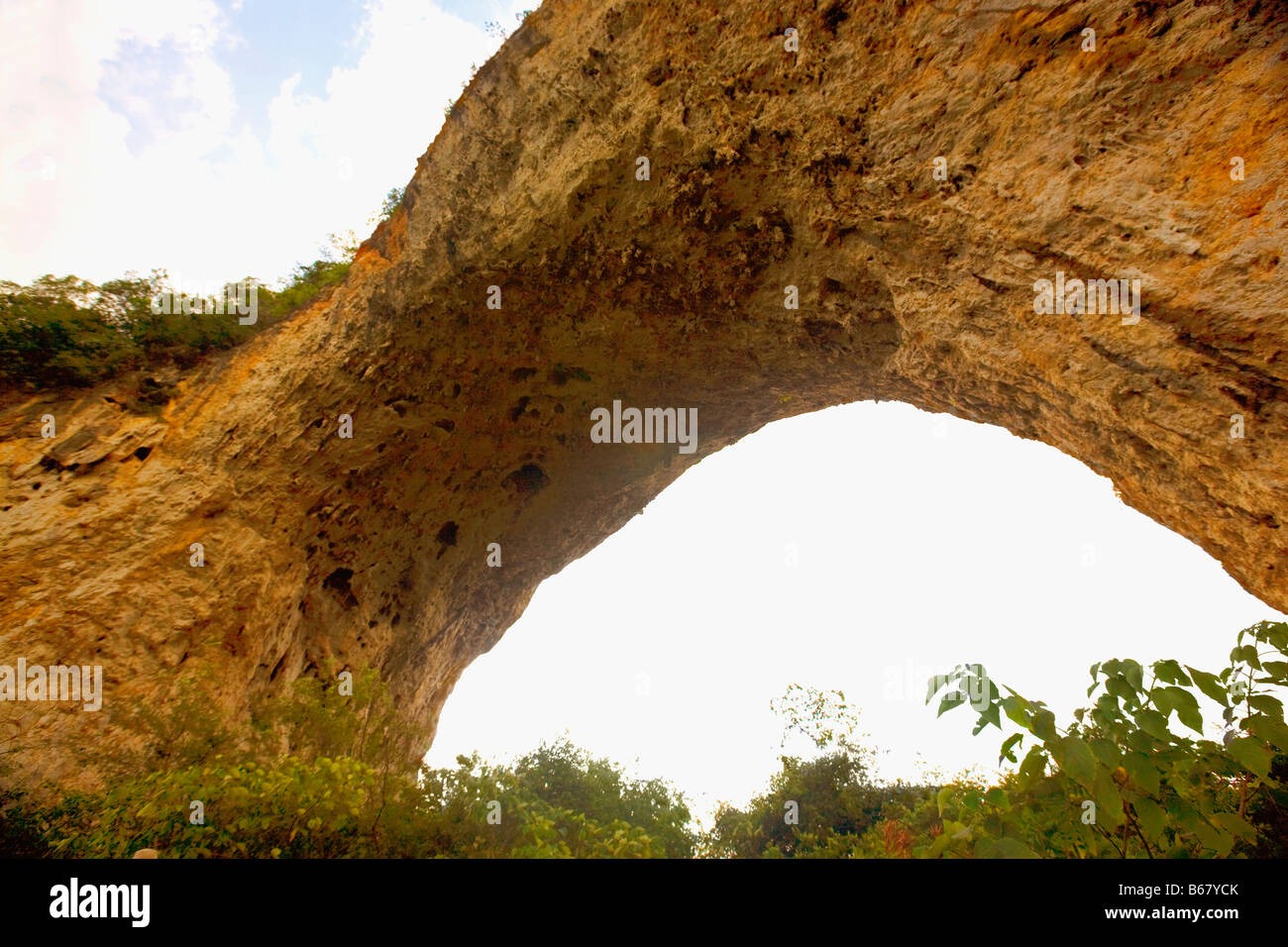 Arche naturelle formée à une colline, la colline de la Lune, Yangshuo, Guangxi Province, China Banque D'Images