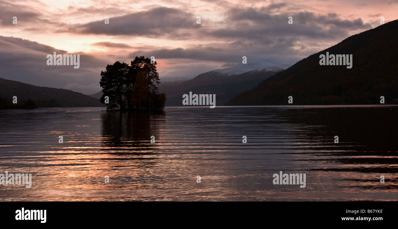 Coucher de soleil sur le Loch tay à Kenmore, Ecosse Banque D'Images