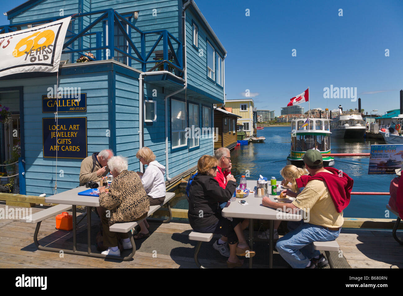 Les gens de manger du poisson et chips 'Fishermans Wharf' 'Victoria' 'l'île de Vancouver British Columbia Canada Banque D'Images