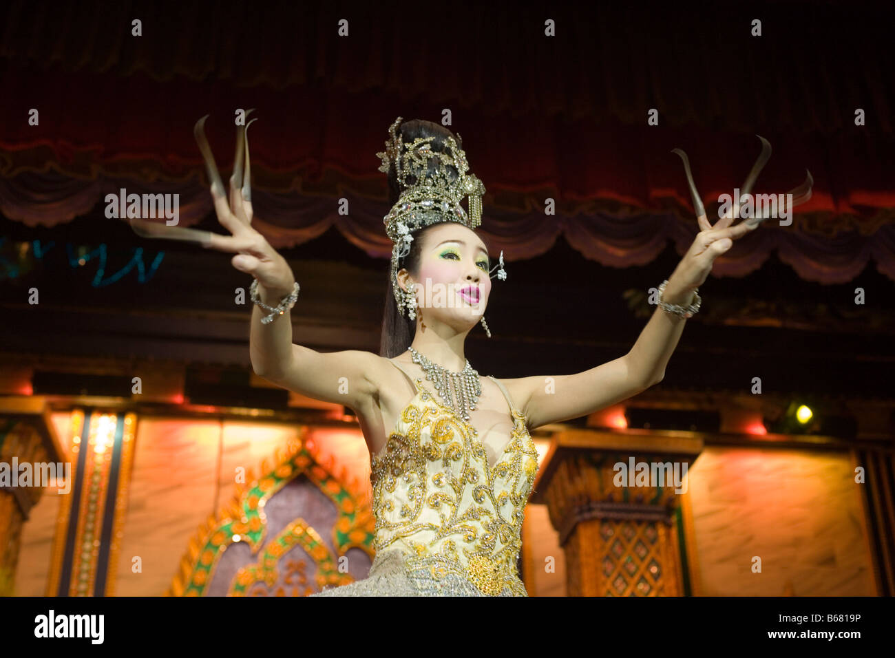 Performance de la chanson 'Amazing Thailand' sur la scène de la Simon Cabaret, un célèbre cabaret de travestis, Patong Beach, Ao Patong Banque D'Images