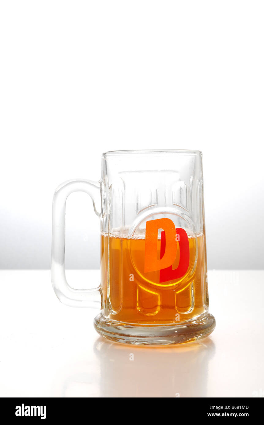 Double Diamond beer verre à moitié plein/vide Banque D'Images