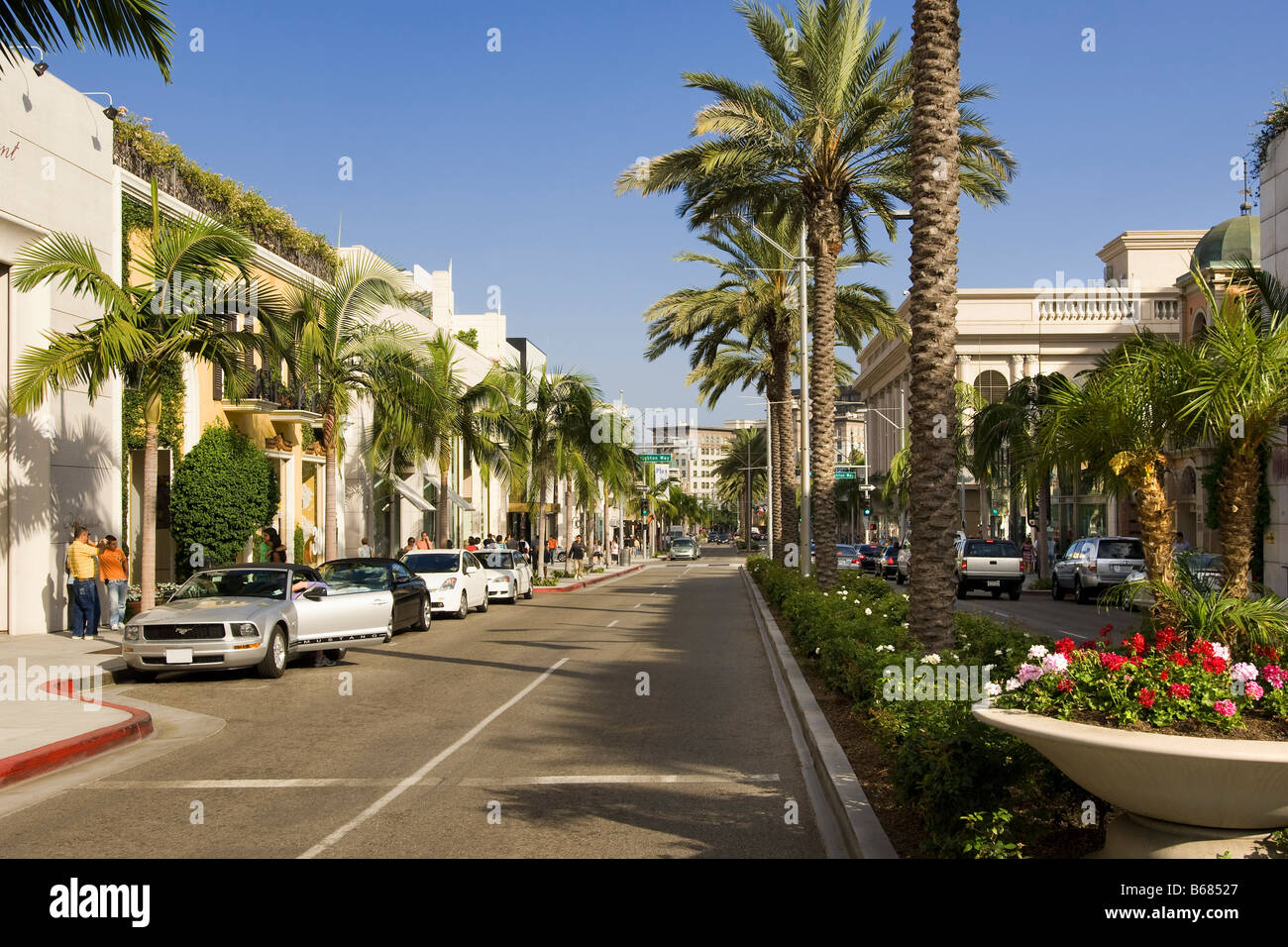 Vue vers le bas Rodeo Drive, Beverly Hills, Californie, États-Unis Banque D'Images