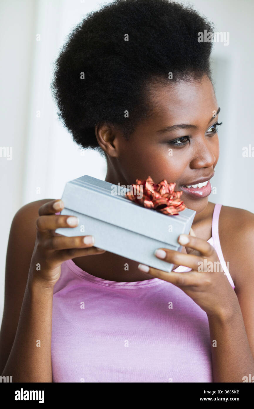 Woman Holding Gift Banque D'Images