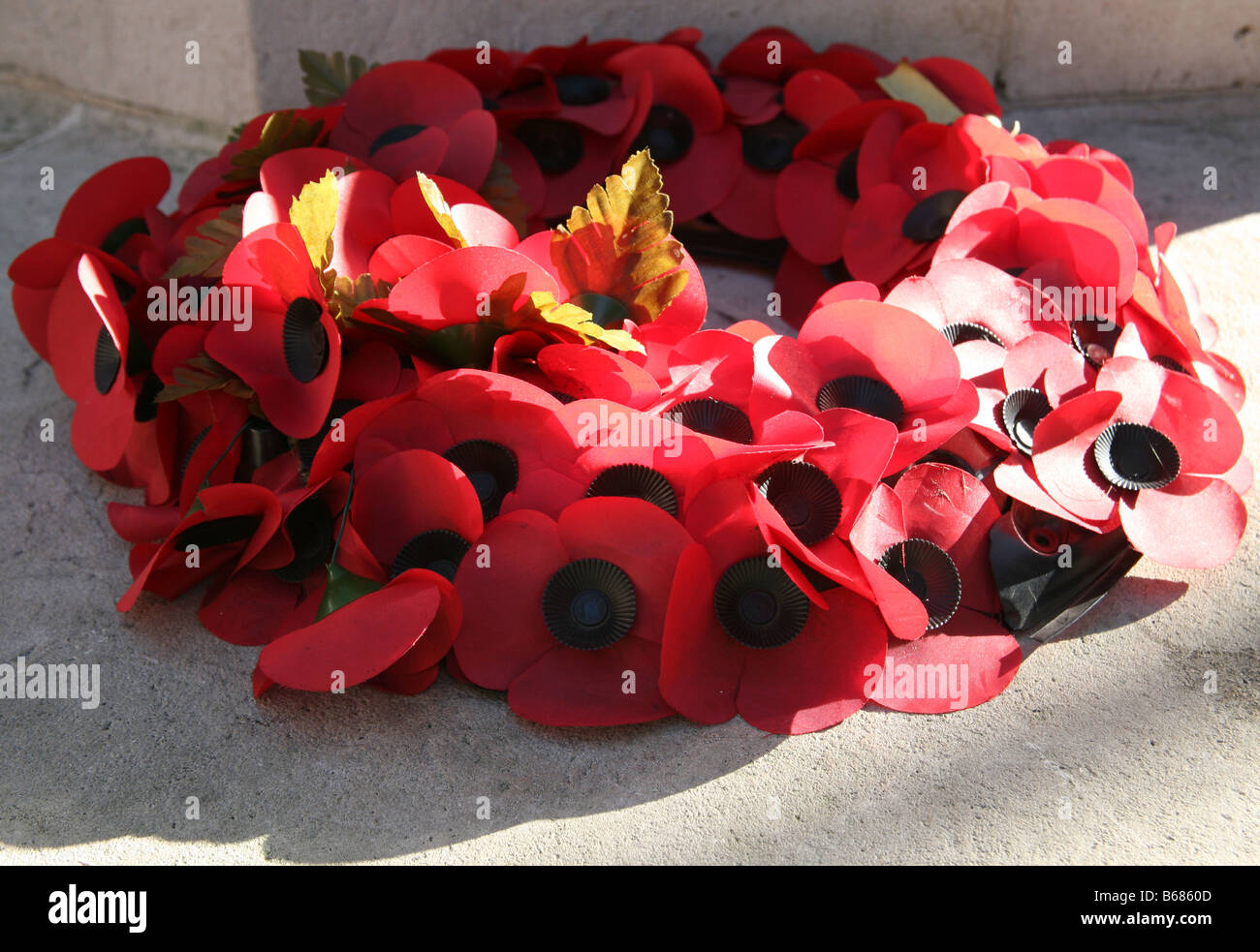 Couronne de coquelicots sur Londres monument commémoratif de guerre Banque D'Images