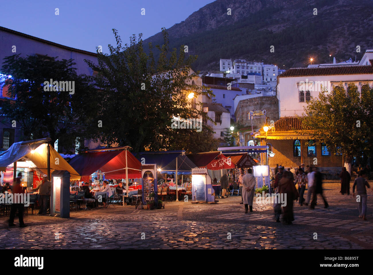 Plaza Uta el-Hammam la nuit, Chefchaouen, Medina, Maroc, Afrique Banque D'Images