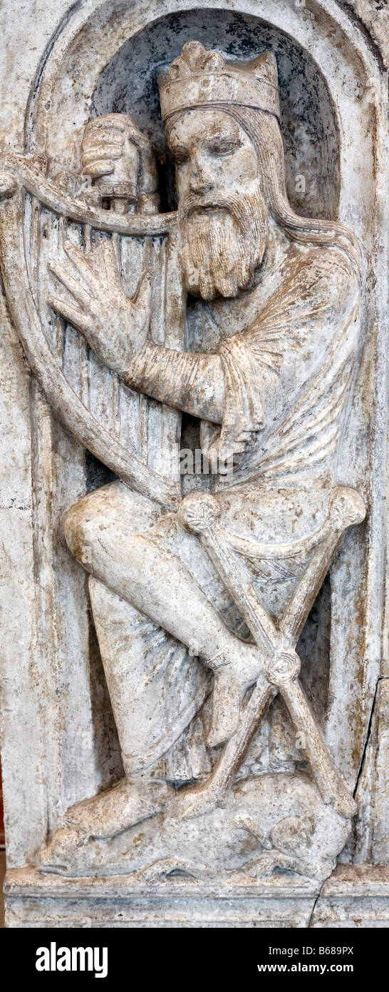 Le roi David avec harpe, sculpture romane en pierre, l'art, 12 siècle, musée des Augustins, Toulouse, France musée Banque D'Images