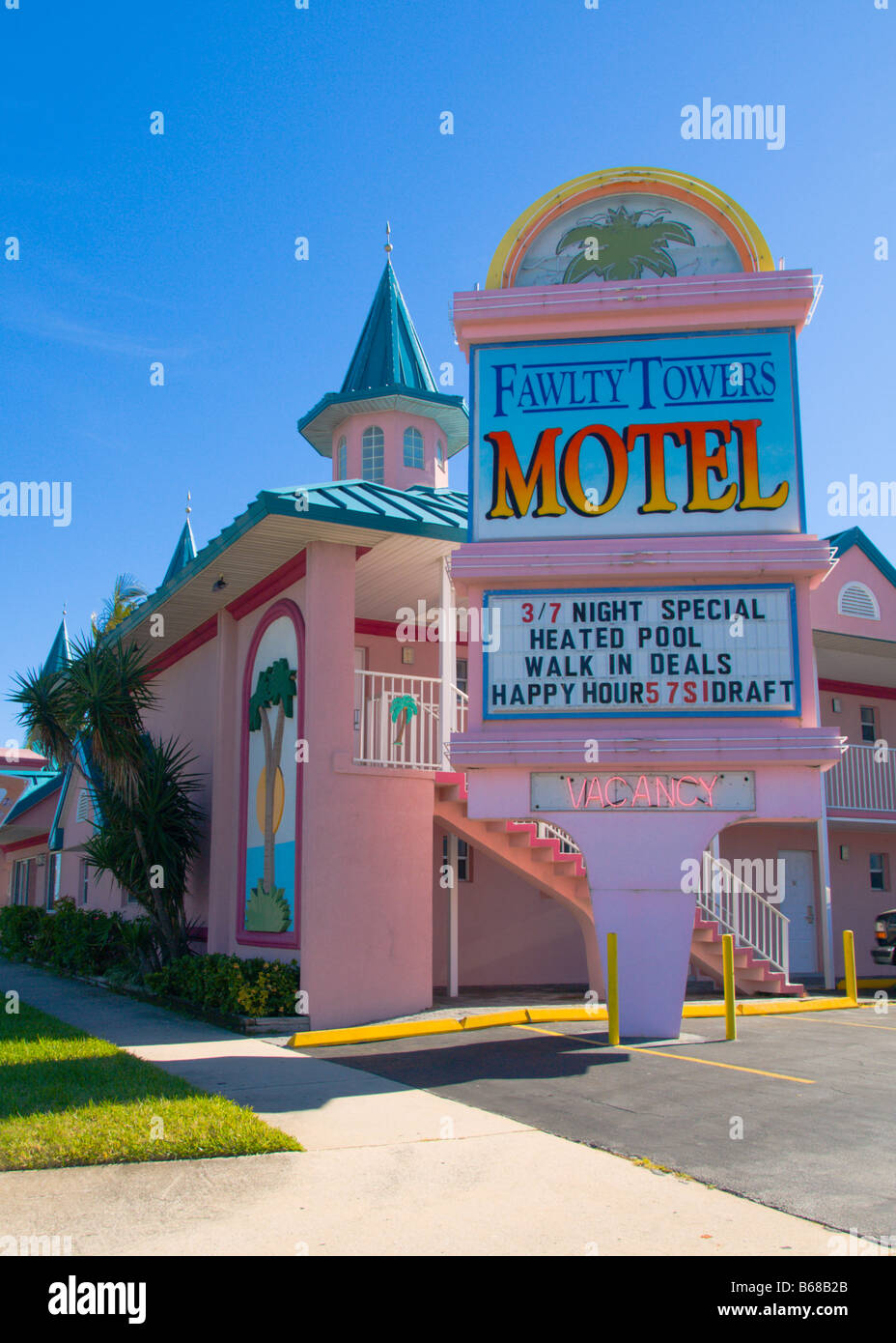 Les touristes britanniques se sentent chez eux dans Fawlty Towers à Cocoa Beach en Floride Banque D'Images