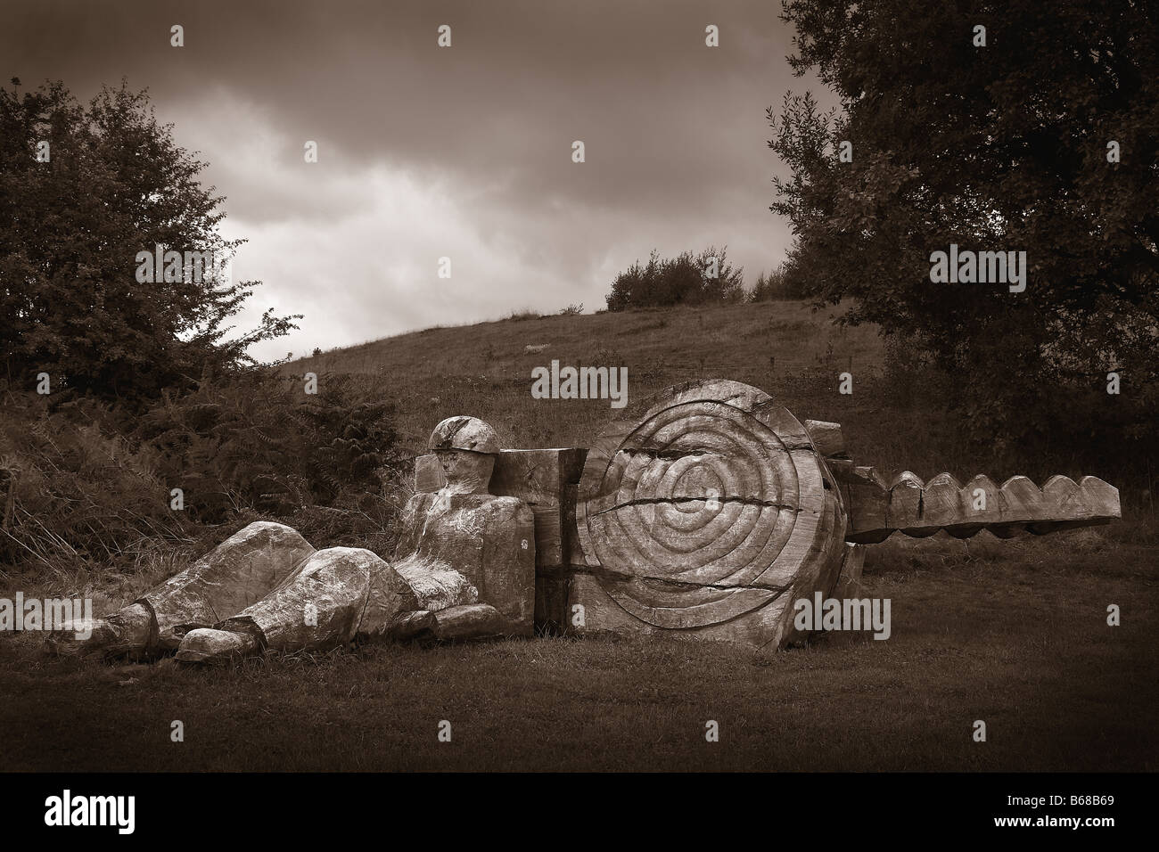 Pièce d'Art Moderne de bois sculpté mineur de Penallta Ystrad Mynach près du parc,le pays de Galles, Royaume-Uni Banque D'Images