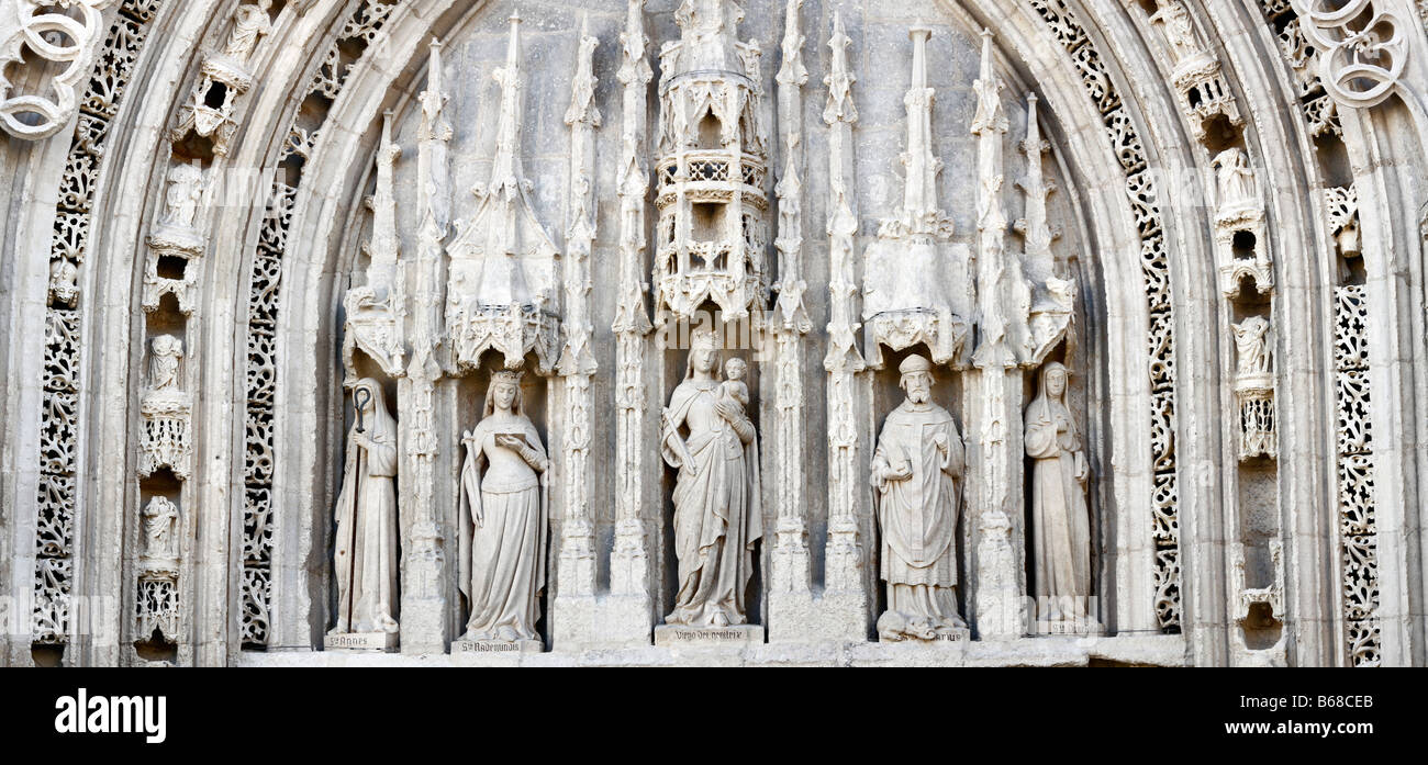 Sculpture gothique, pierre blanche portail de l'église Sainte Radegonde, Poitiers, Poitou, France Banque D'Images