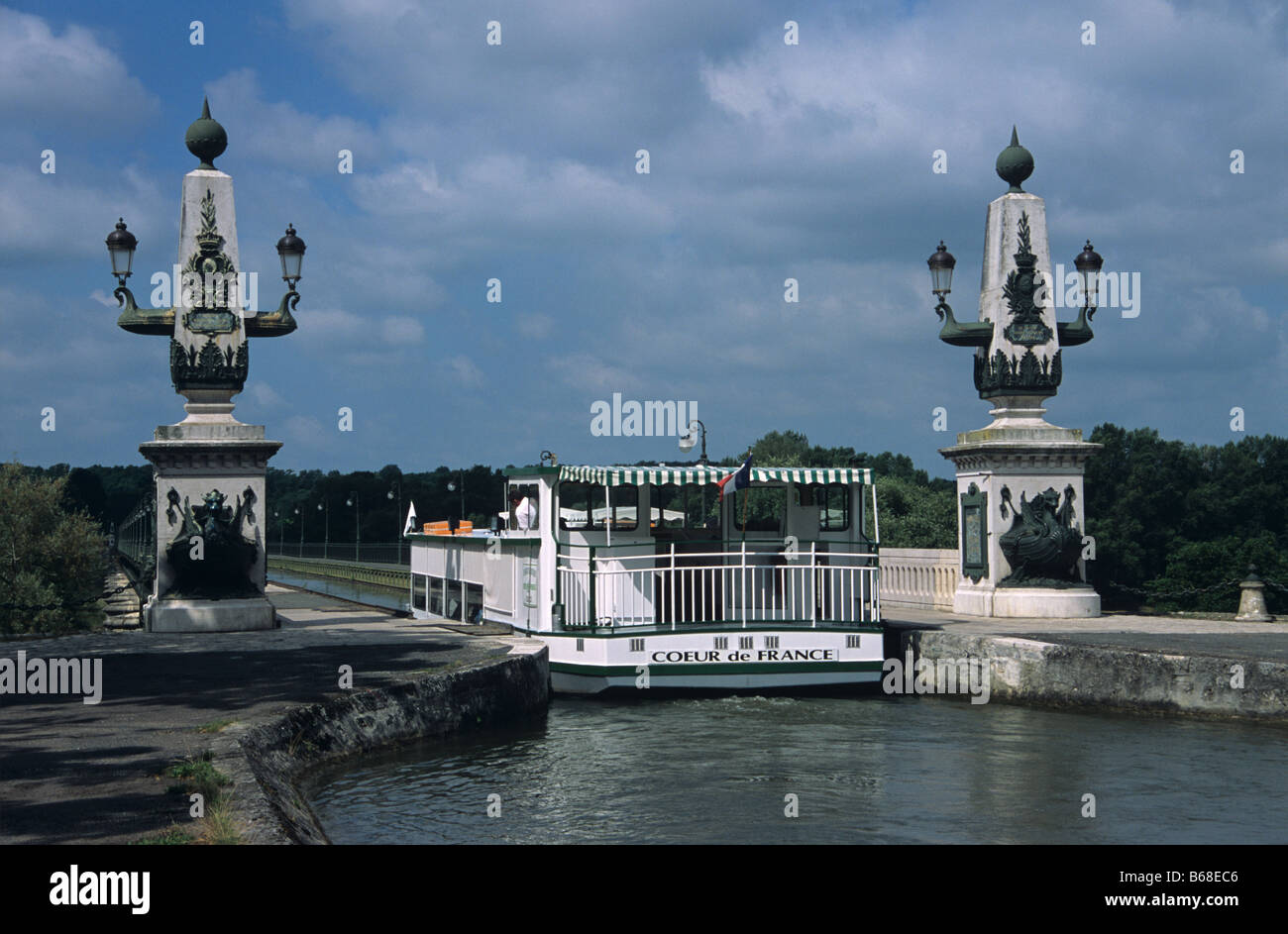 Le Pont-Canal et ou pont-canal, construit en 1890 par Eiffel, sur le fleuve Loire, Briare, Loiret, France Banque D'Images