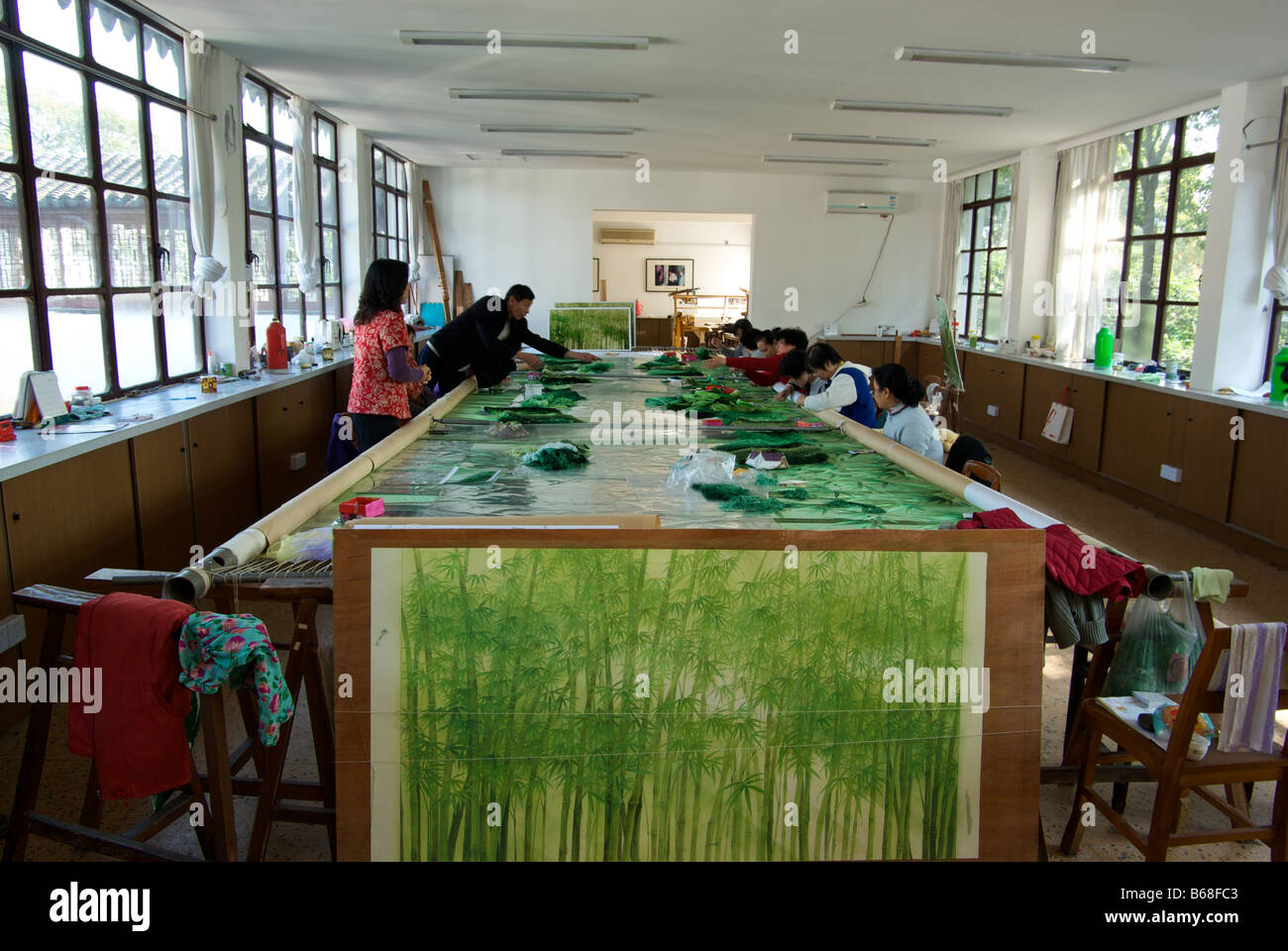 Femmes artisans se concentrant sur la tapisserie au gros couture broderie de Suzhou dans l'Institut de recherche de l'e-Home Inn Dongyan Road Mountain Villa Banque D'Images