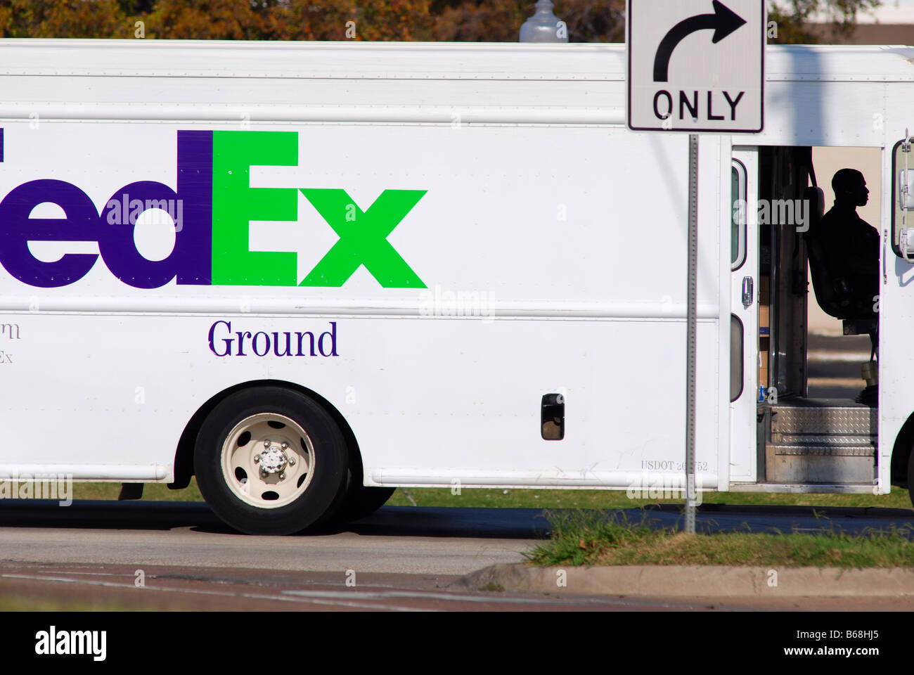 Fed Ex delivery truck et le seul signe Banque D'Images