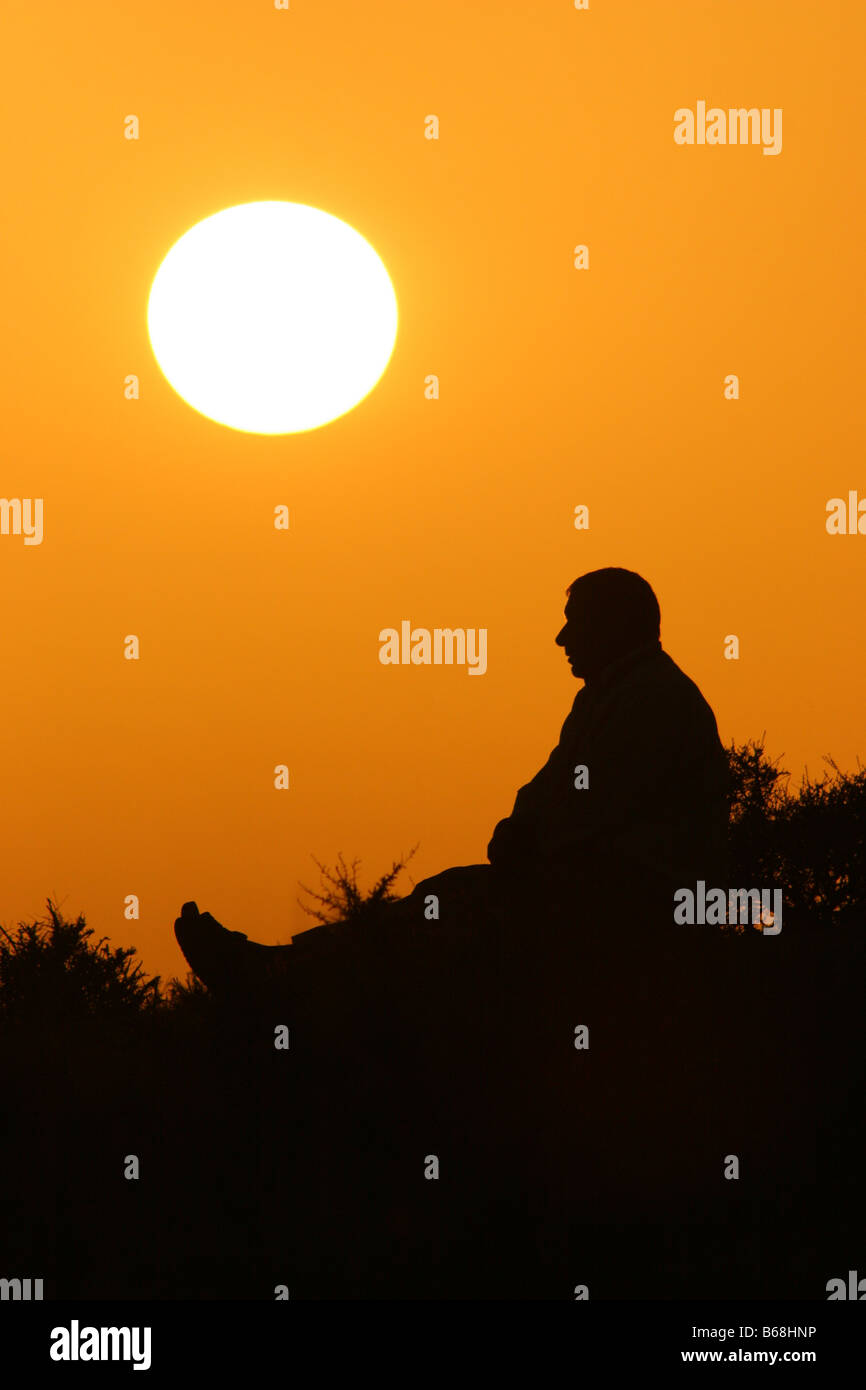 Un musulman se reposer et prier au sommet de la colline au coucher du  soleil Photo Stock - Alamy