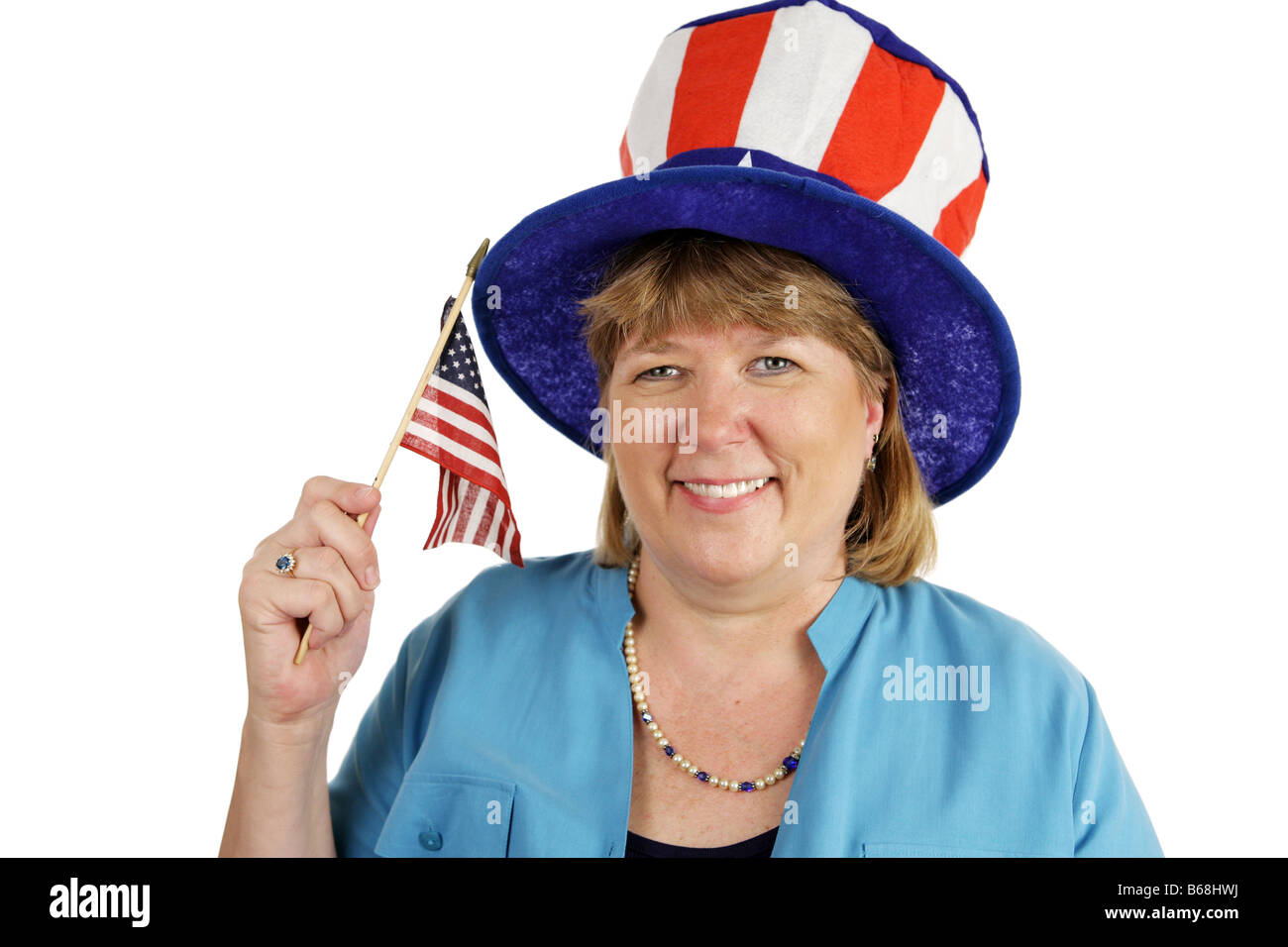 Une femme de militaire portant un chapeau et patriotique en agitant un drapeau américain isolated on white Banque D'Images