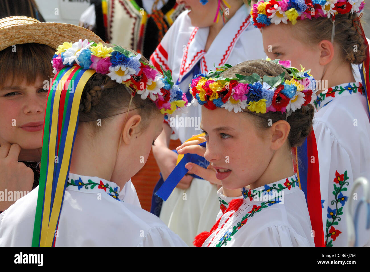 Danseurs ukrainiens en costumes culturels traditionnels Banque D'Images