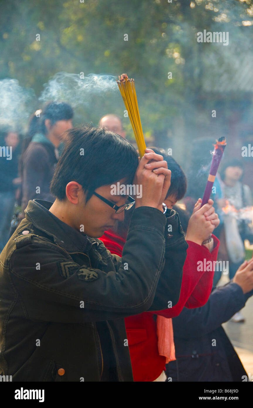 Les gens priant Yonghe Gong, Lama Temple à Beijing Chine Banque D'Images