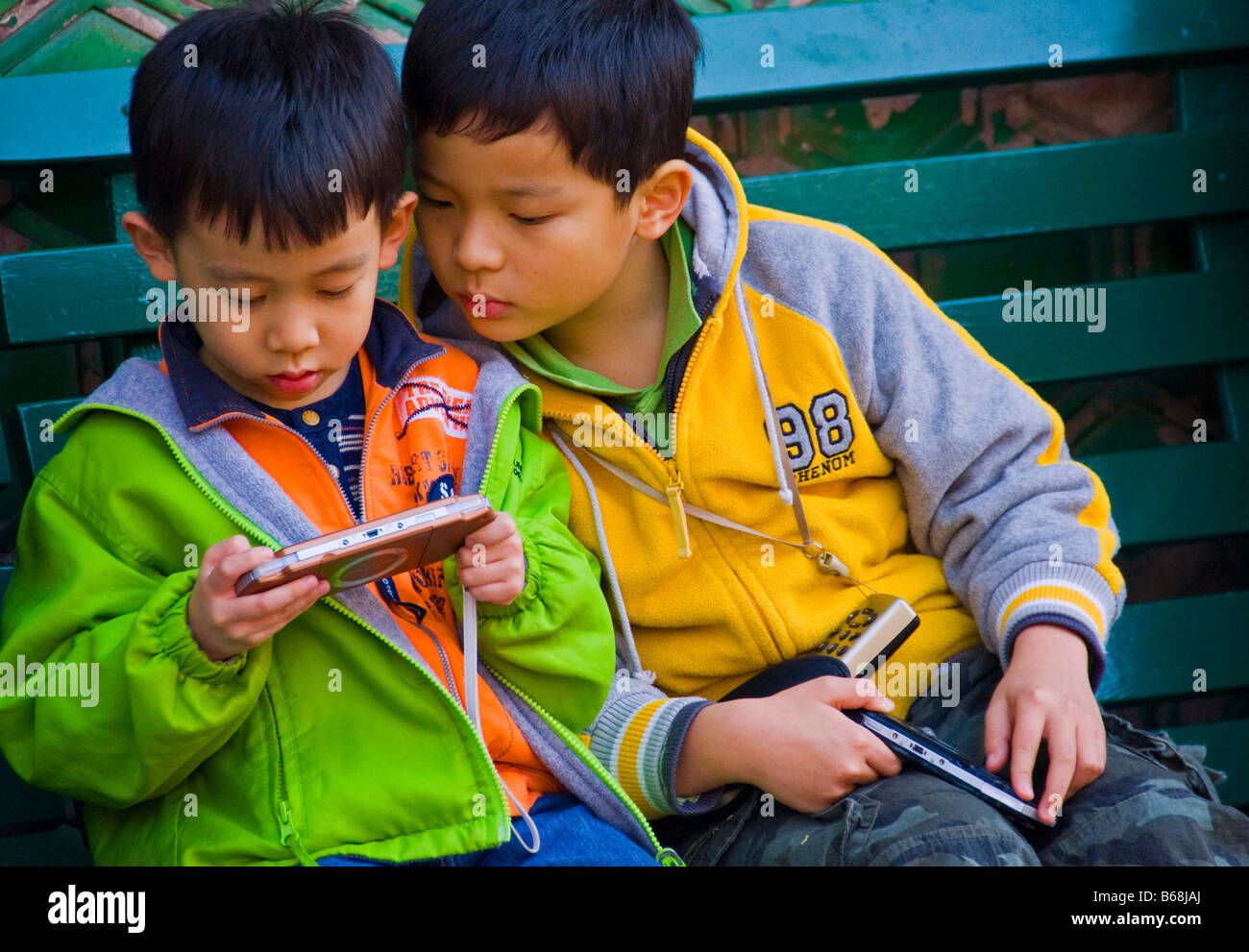 Les enfants chinois jouer jeu électronique Beijing Chine Banque D'Images