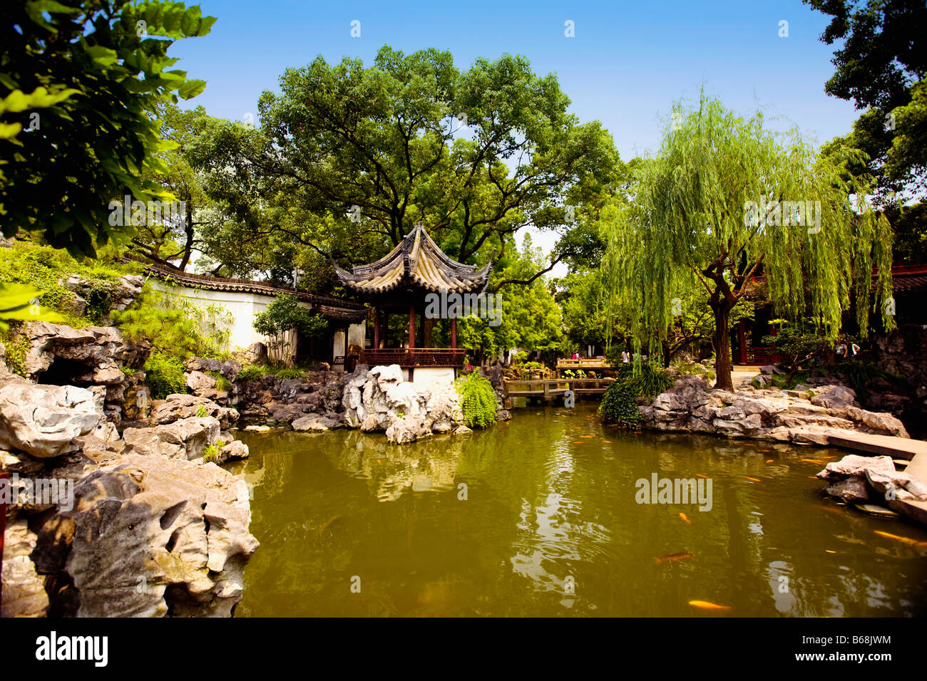 En face d'un étang de jardin, jardin de Yu Yuan, Shanghai, Chine Banque D'Images