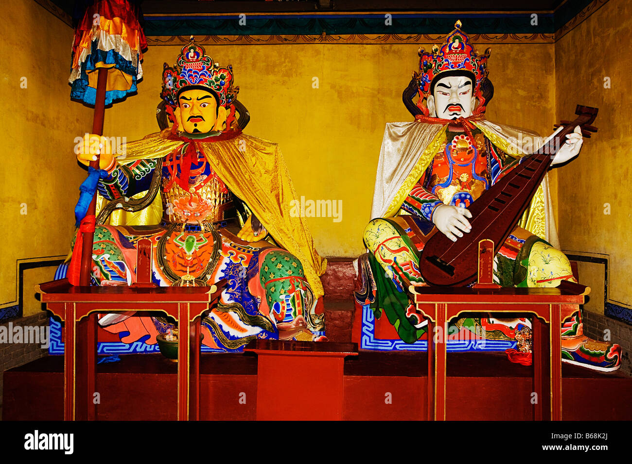 Deux statues dans un temple, Temple Da Zhao, Hohhot, Inner Mongolia, China Banque D'Images