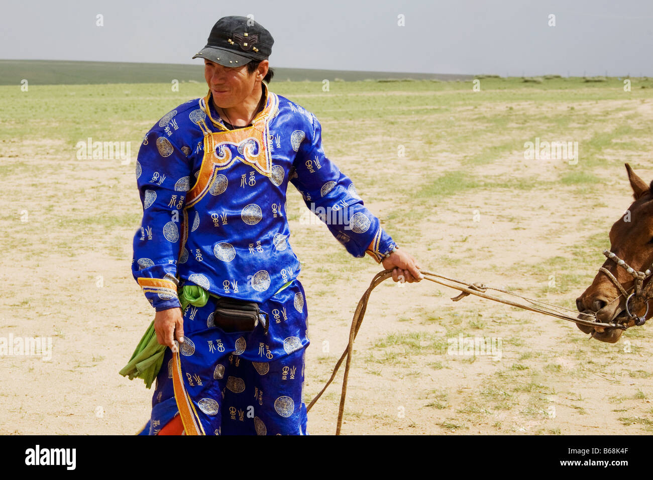 Jeune homme en costume traditionnel avec un cheval, en Mongolie intérieure, Chine Banque D'Images