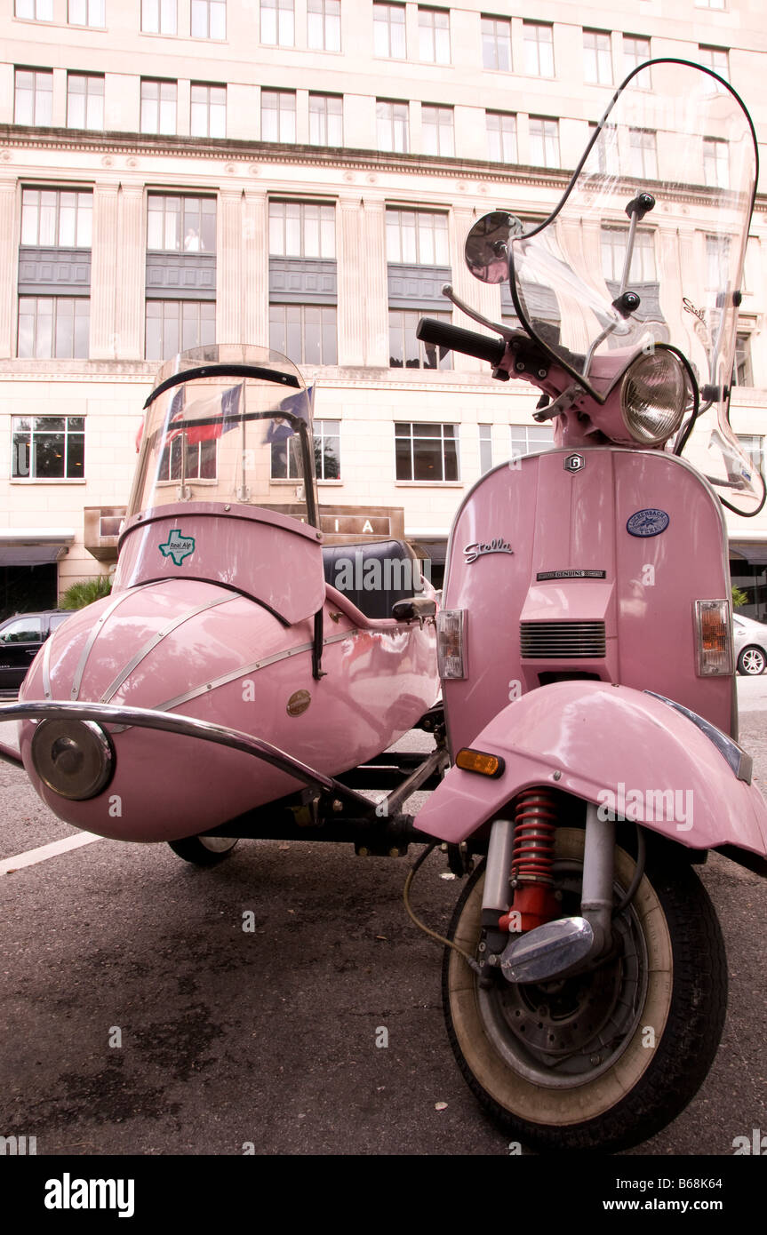 Stella rose scooter avec side-car, Texas et Fannin rues, le centre-ville de Houston, Texas. Banque D'Images