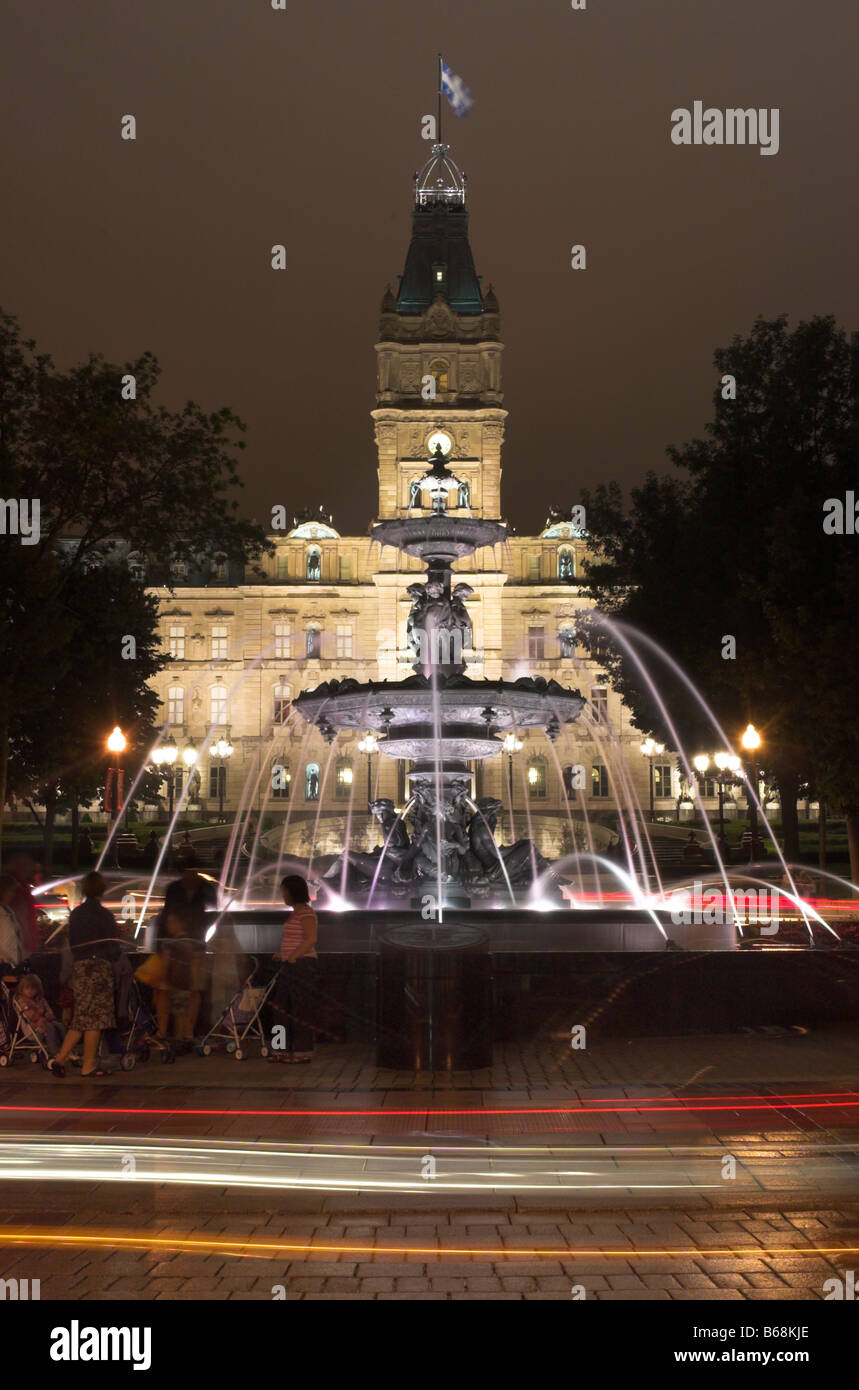L'édifice du parlement de Québec city at night Banque D'Images