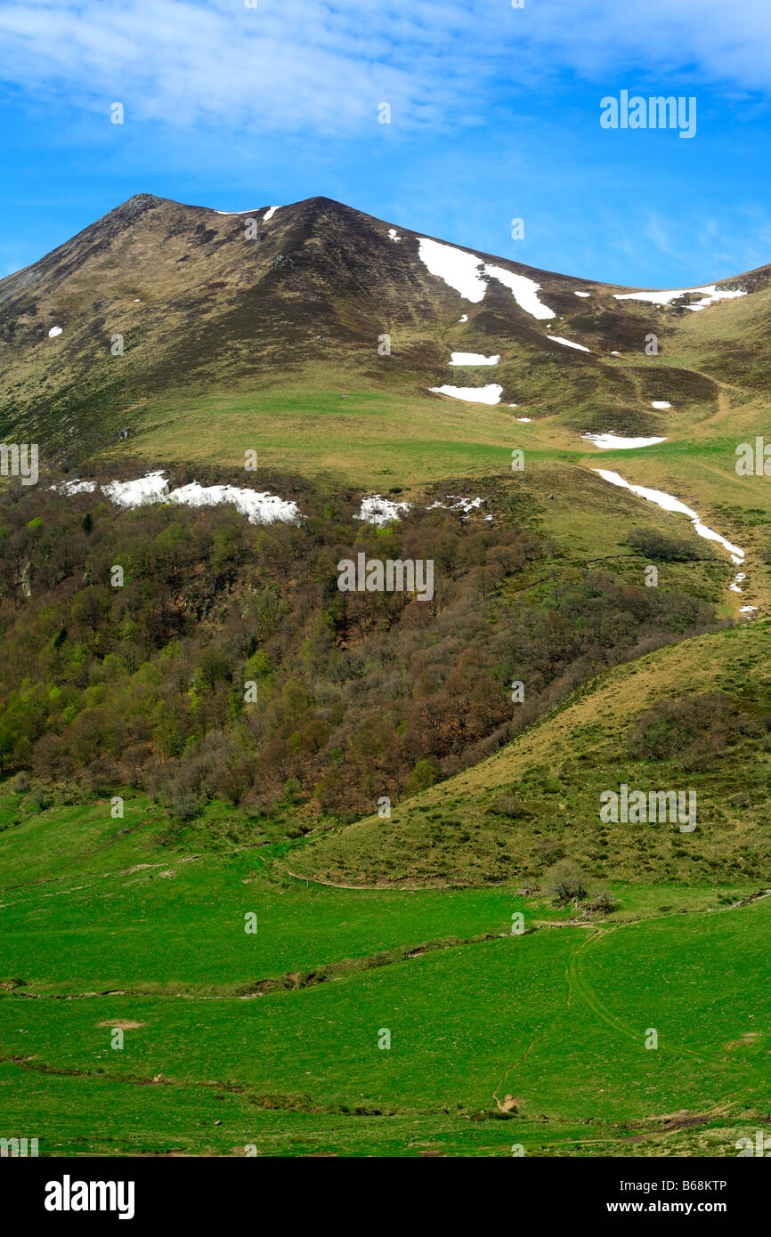 Paysage de montagnes, monts du Massif Central, Auvergne, France Banque D'Images