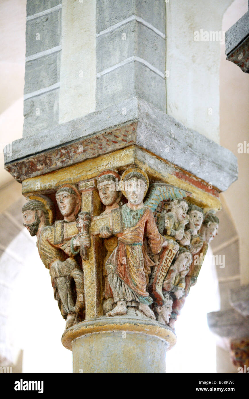 Sculpture sur les colonnes, de l'intérieur de l'église romane (1080), Saint Nectaire, Auvergne, France Banque D'Images