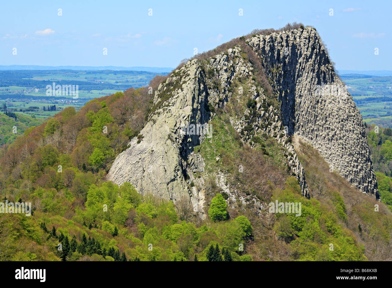 Paysage de montagnes, monts du Massif Central, Auvergne, France Banque D'Images