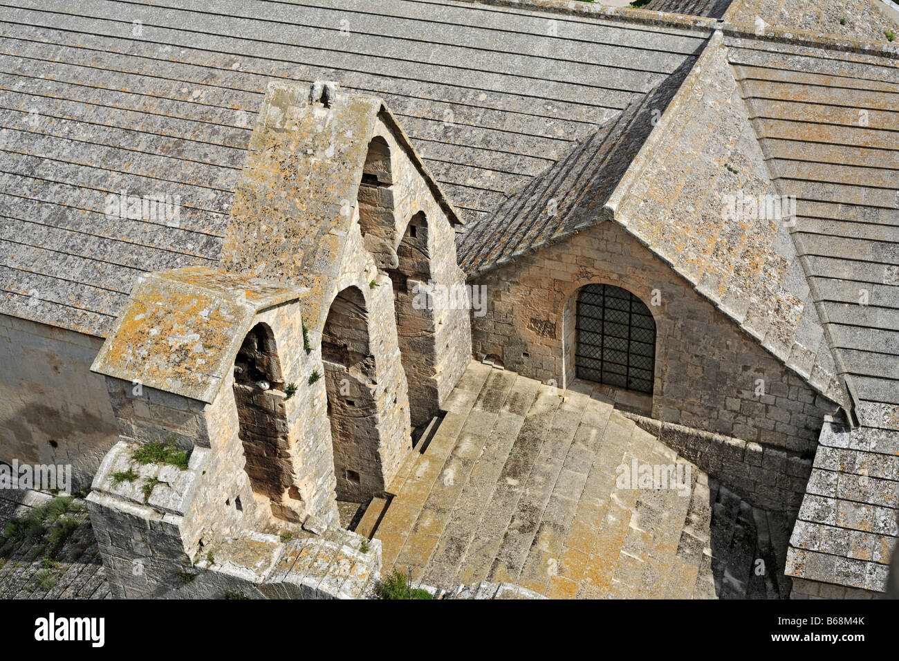 Toit de l'abbaye de Montmajour (12ème siècle), près d'Arles, Provence, France Banque D'Images