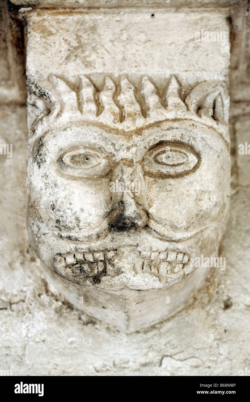 Sculpture d'un tarasque le monstre légendaire de la Provence, le cloître de l'abbaye de Montmajour (12 siècle), près d'Arles, Provence, France Banque D'Images