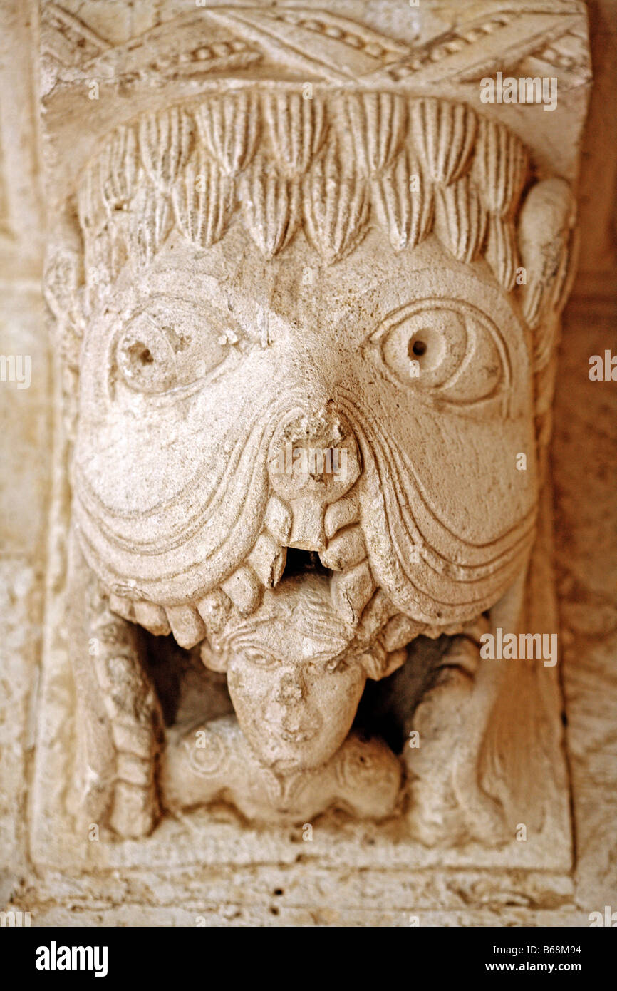 La sculpture romane en pierre, le cloître de l'abbaye de Montmajour (12 siècle), près d'Arles, Provence, France Banque D'Images