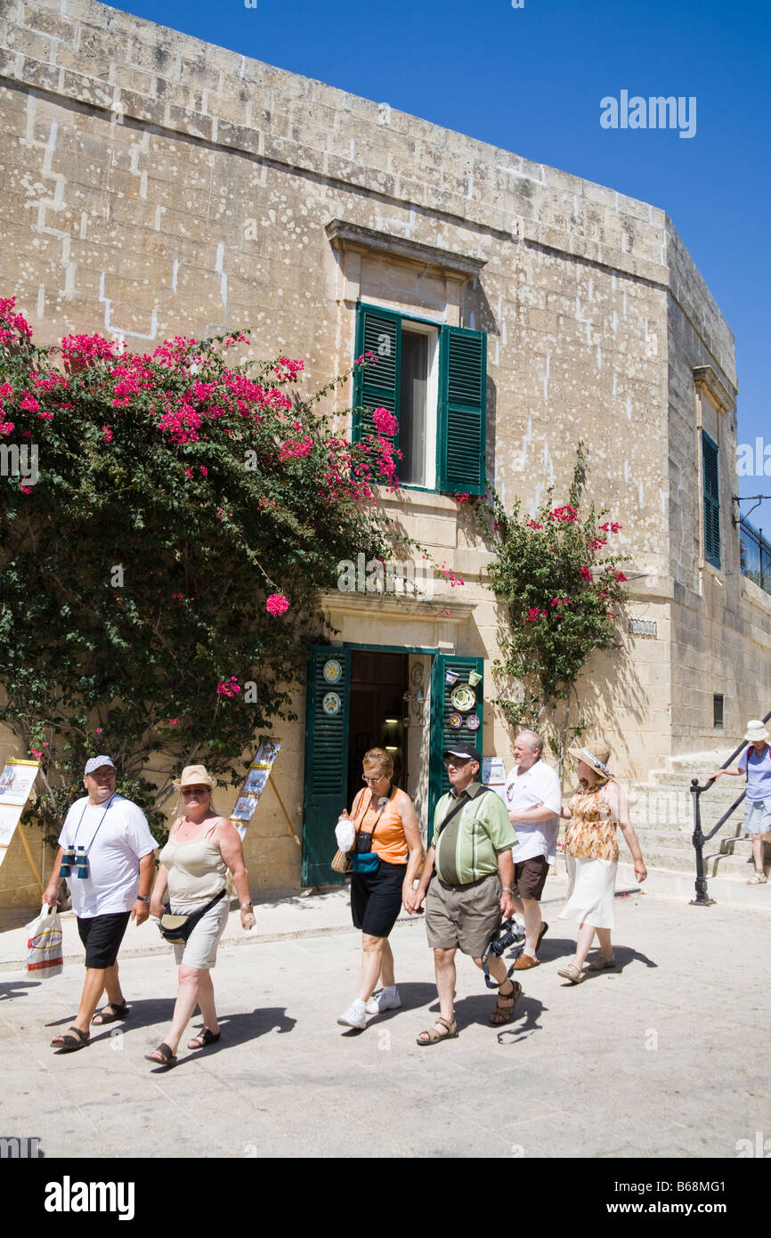 Les touristes autour de Bastion Square, Pjazza Tas-Sur, ville médiévale de Mdina, Malte Banque D'Images